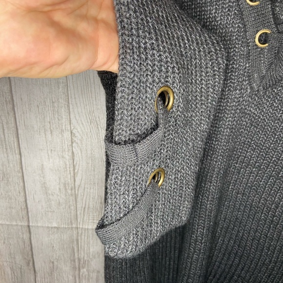 MIRACLE TIE-UP V-NECK SWEATER - Picture 6 of 9